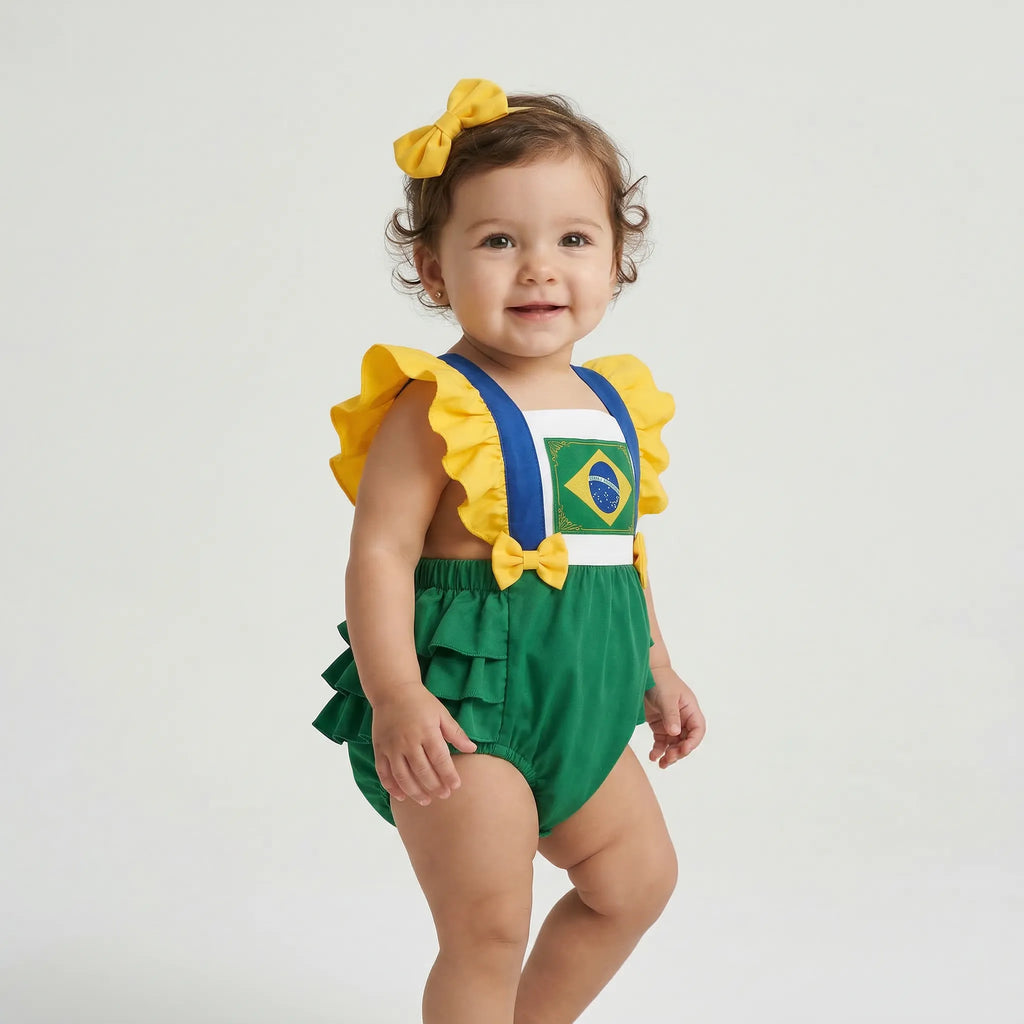 Bebê menina vestindo jardineira brasil tricoline verde amarelo bandeira VAI DAR BRASIL — torcedora Copa 2026