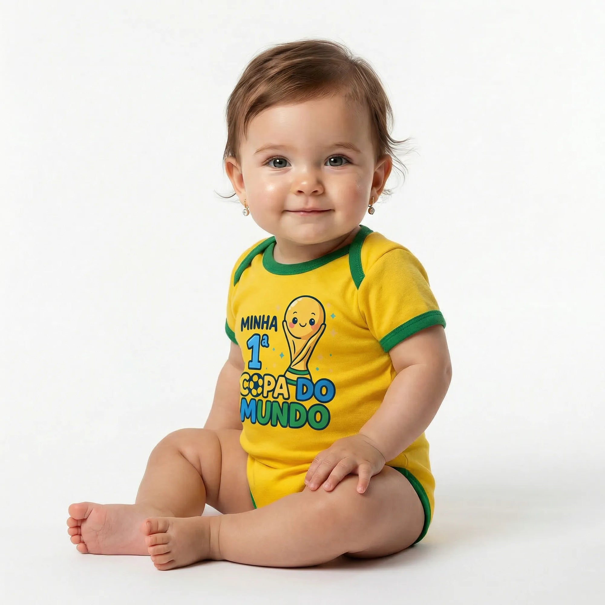 Bebê vestindo body minha primeira copa taça brasil algodão amarelo VAI DAR BRASIL — torcedor Copa 2026