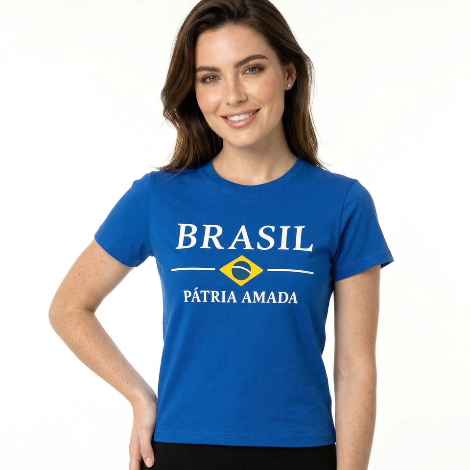 Mulher vestindo blusa brasil algodão bandeira estilizada azul feminino VAI DAR BRASIL — torcedora Copa 2026