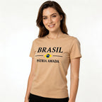 Mulher vestindo blusa brasil algodão bandeira estilizada bege feminino VAI DAR BRASIL — torcedora Copa 2026