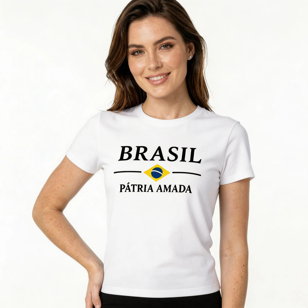 Mulher vestindo blusa brasil algodão bandeira estilizada branco feminino VAI DAR BRASIL — torcedora Copa 2026