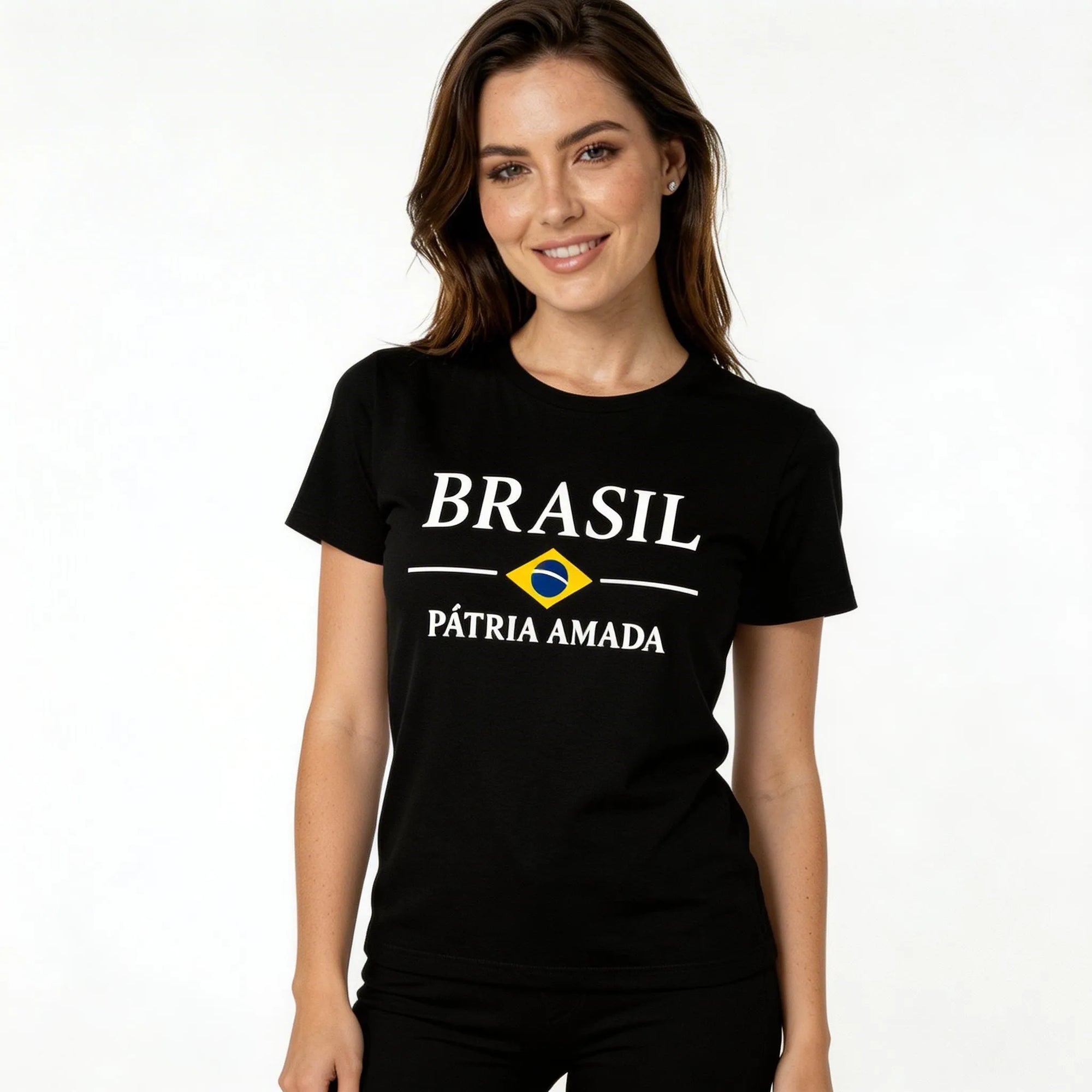 Mulher vestindo blusa brasil algodão bandeira estilizada preta feminino VAI DAR BRASIL — torcedora Copa 2026