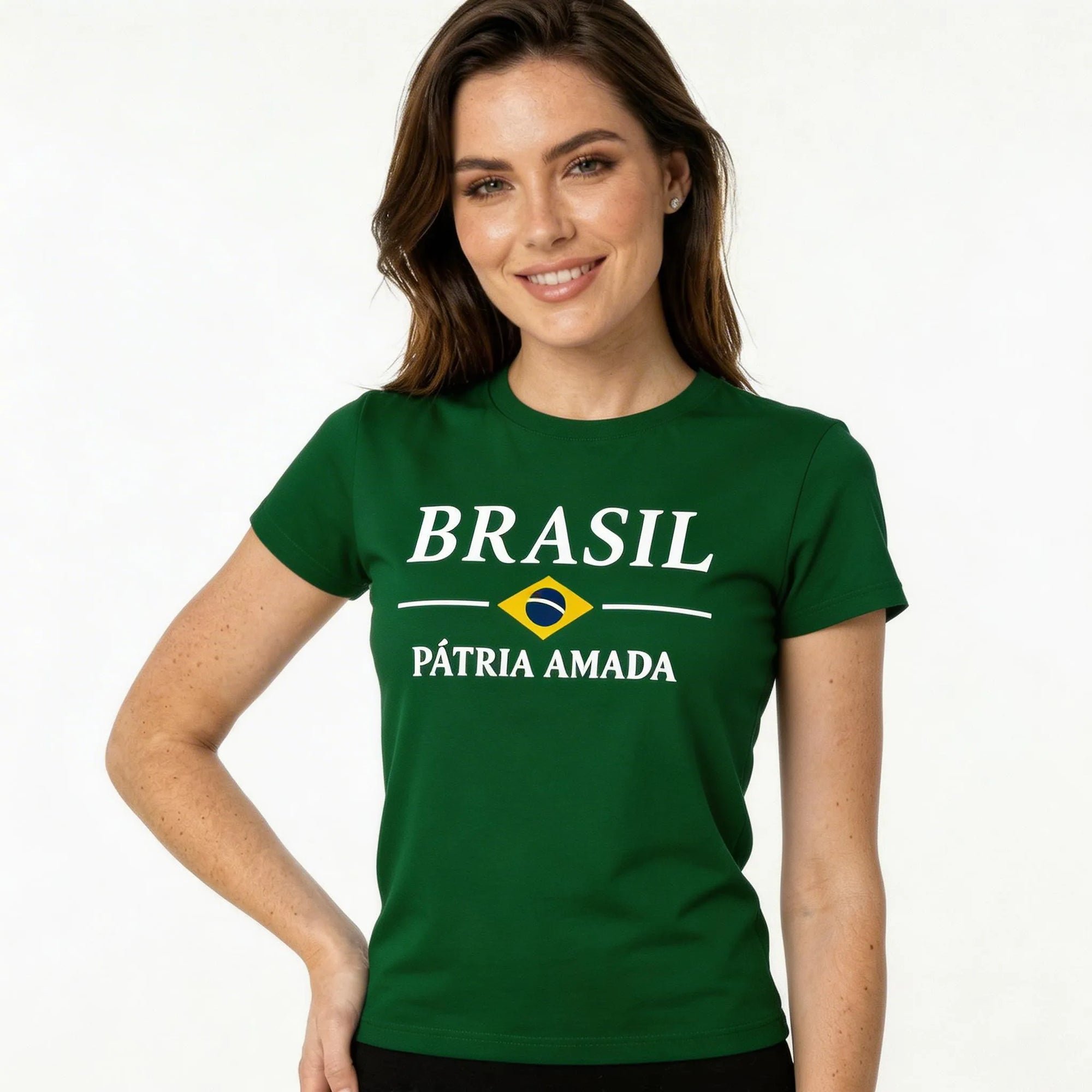 Mulher vestindo blusa brasil algodão bandeira estilizada verde feminino VAI DAR BRASIL — torcedora Copa 2026