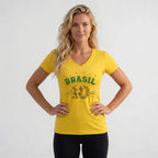 Modelo vestindo blusa feminina brasil decote V viscolycra amarela — look elegante torcida Copa 2026 VAI DAR BRASIL