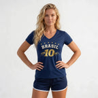 Modelo vestindo blusa feminina brasil decote V viscolycra azul marinho — look elegante torcida Copa 2026 VAI DAR BRASIL