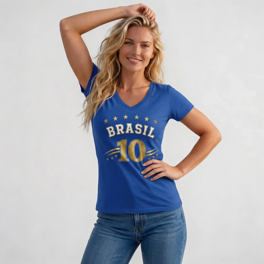 Modelo vestindo blusa feminina brasil decote V viscolycra azul — look elegante torcida Copa 2026 VAI DAR BRASIL