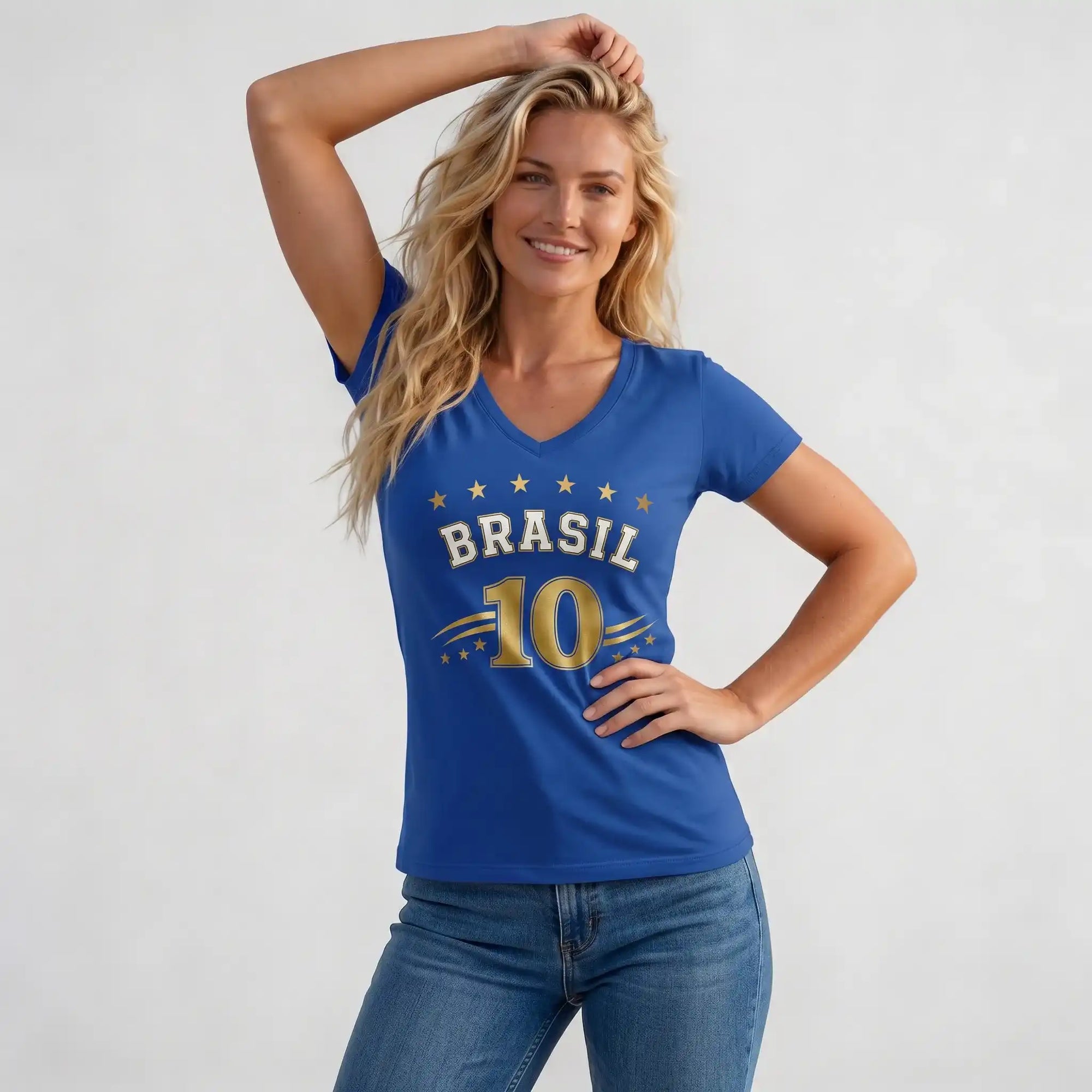 Modelo vestindo blusa feminina brasil decote V viscolycra azul — look elegante torcida Copa 2026 VAI DAR BRASIL