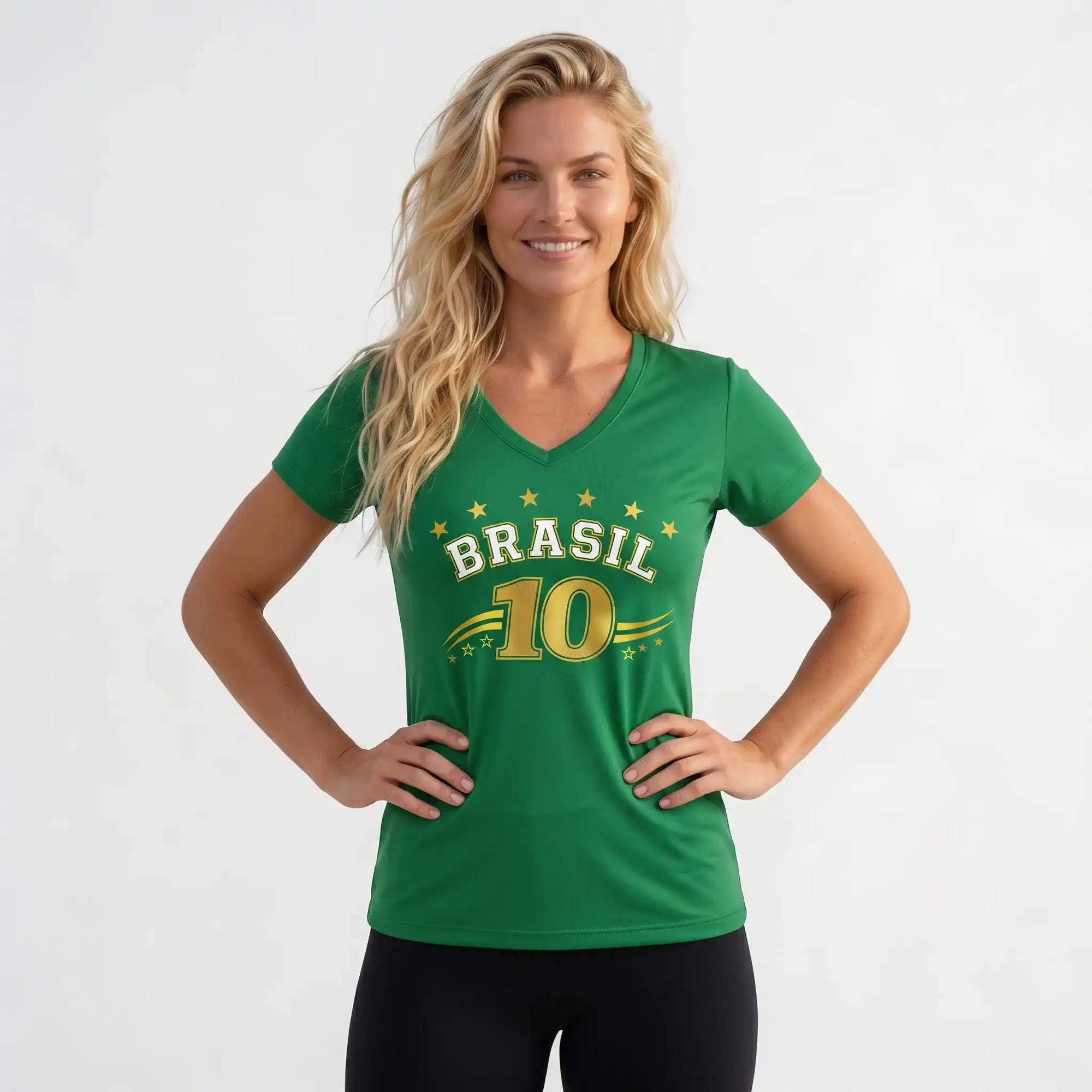 Modelo vestindo blusa feminina brasil decote V viscolycra verde — look elegante torcida Copa 2026 VAI DAR BRASIL