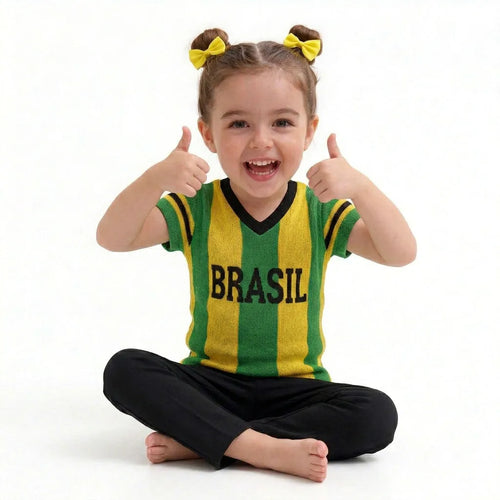 Menina vestindo blusa infantil listrada tricô brasil verde amarelo decote v — Copa 2026 VAI DAR BRASIL