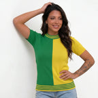 Modelo vestindo blusa tricô bicolor brasil verde amarelo — look Copa 2026 VAI DAR BRASIL elegante manga curta