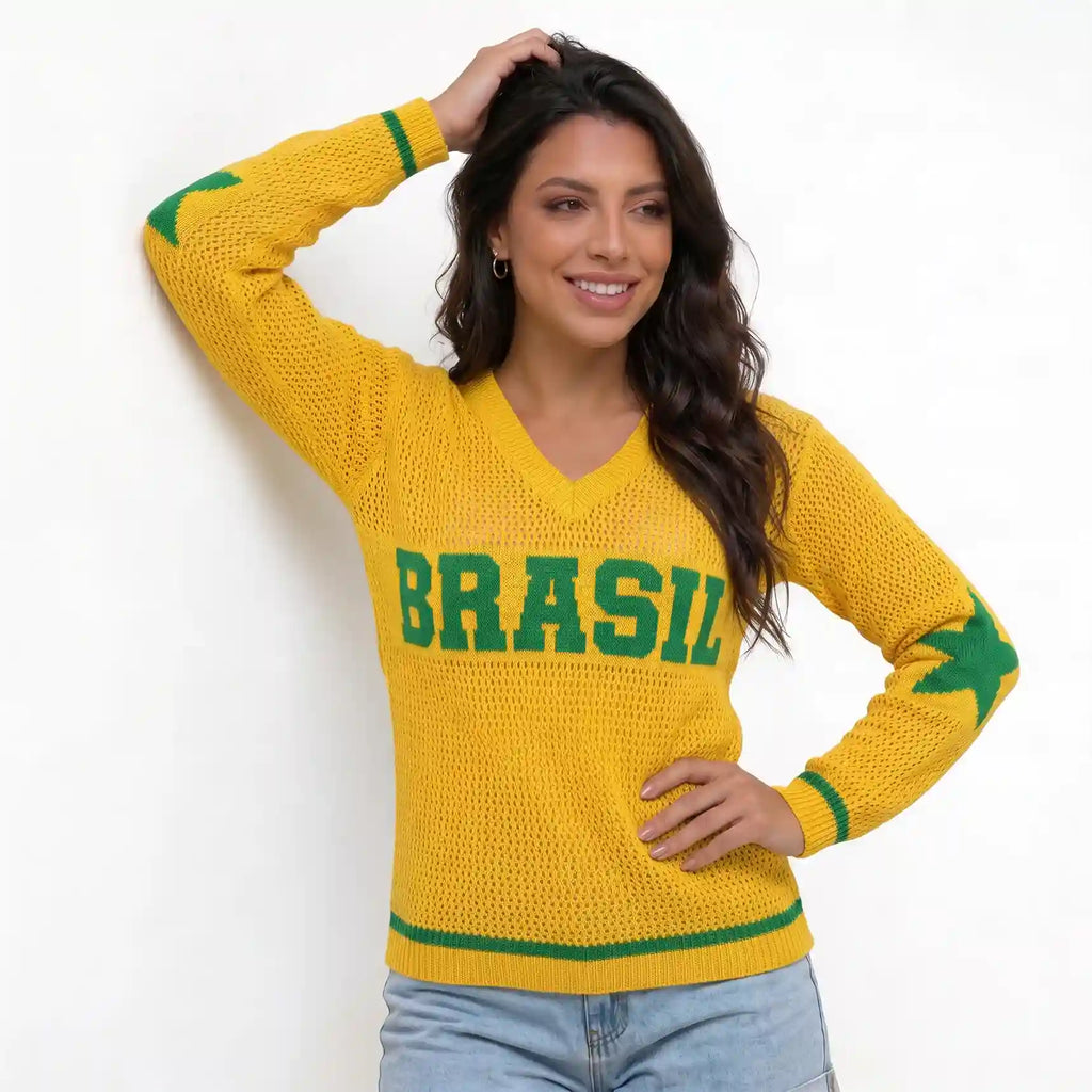 Modelo vestindo blusa tricô malha vazada manga longa gola V brasil amarelo — look elegante torcida Copa 2026 VAI DAR BRASIL
