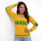 Modelo vestindo blusa tricô malha vazada manga longa gola V brasil amarelo — look elegante torcida Copa 2026 VAI DAR BRASIL