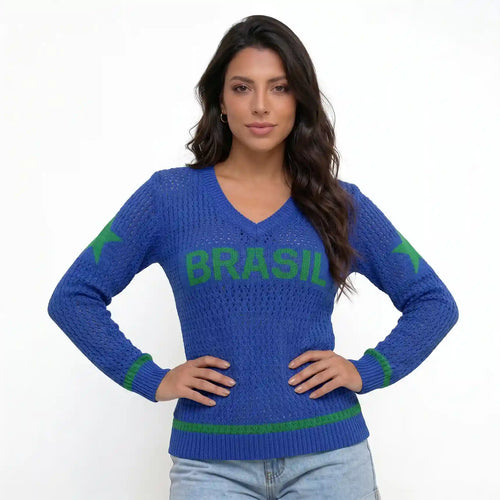 Modelo vestindo blusa tricô malha vazada manga longa gola V brasil azul — look elegante torcida Copa 2026 VAI DAR BRASIL