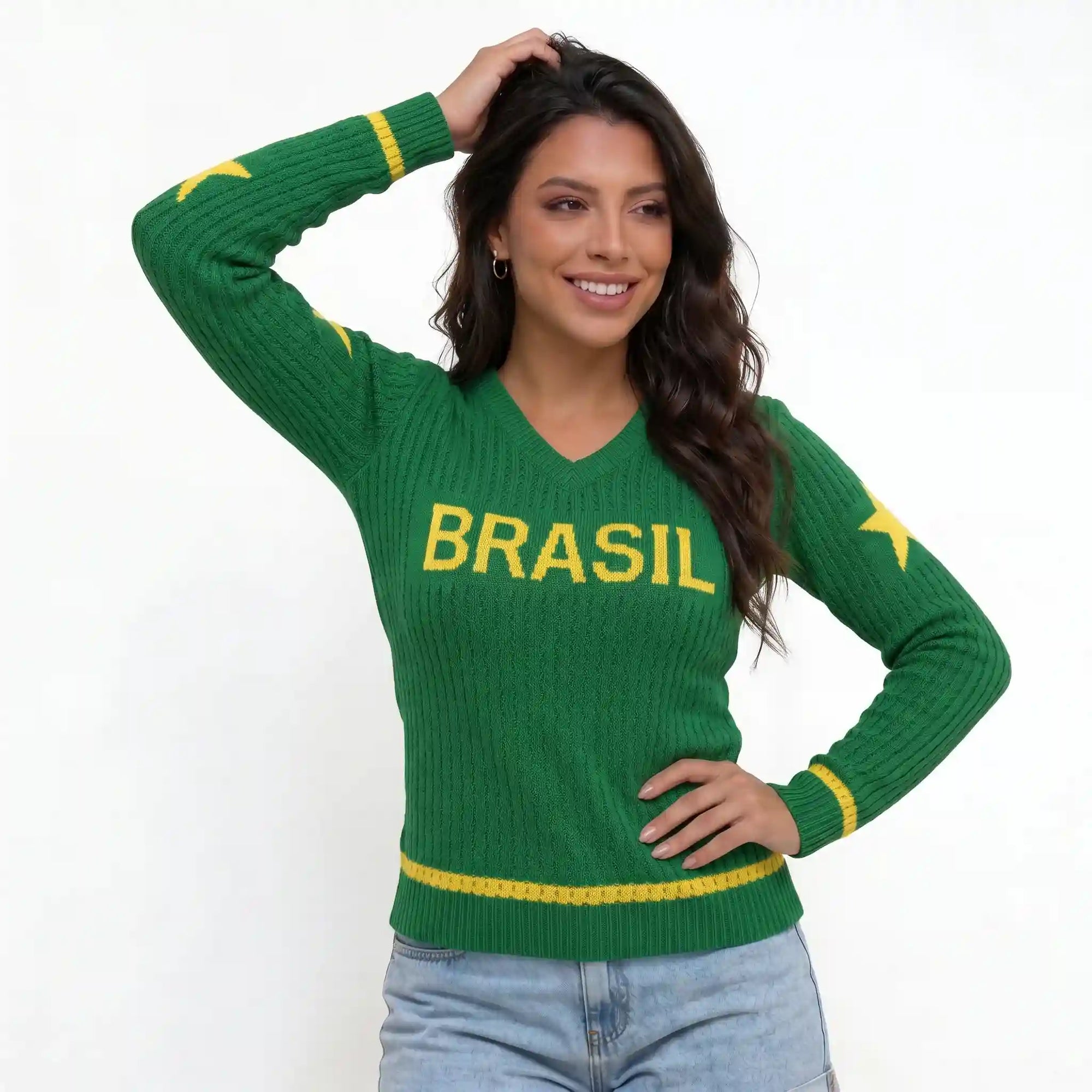 Modelo vestindo blusa tricô malha vazada manga longa gola V brasil verde — look elegante torcida Copa 2026 VAI DAR BRASIL