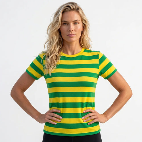 Modelo vestindo blusa tricot listrada verde amarelo brasil — look Copa 2026 VAI DAR BRASIL elegante torcida