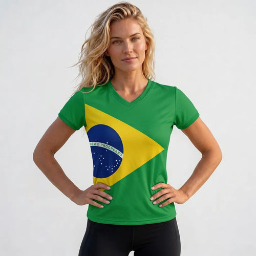 Modelo vestindo blusinha t-shirt feminina brasil bandeira verde viscolycra — look Copa 2026 VAI DAR BRASIL