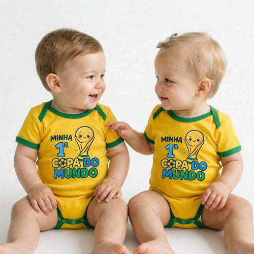 Bebê vestindo body minha primeira copa taça brasil algodão amarelo VAI DAR BRASIL — torcedor Copa 2026