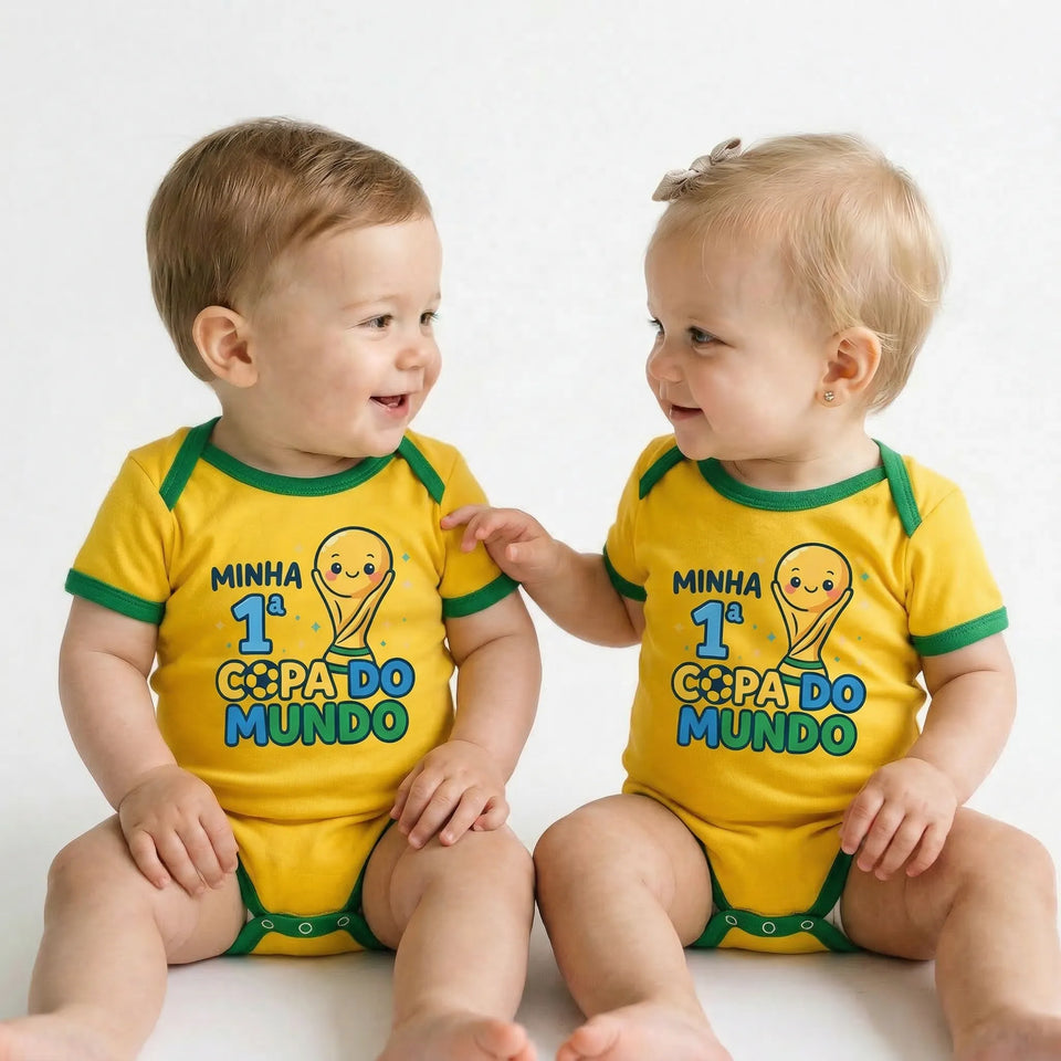Bebê vestindo body minha primeira copa taça brasil algodão amarelo VAI DAR BRASIL — torcedor Copa 2026