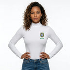 Modelo vestindo body gola alta brasil brasão manga longa elastano branca — look torcida Copa 2026 VAI DAR BRASIL