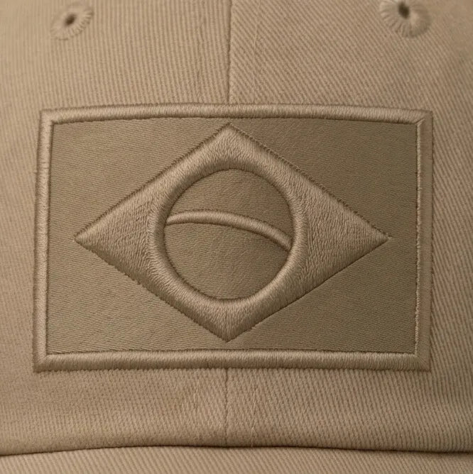 Close no bordado em relevo da bandeira do Brasil no boné Oxford preto — acabamento premium VAI DAR BRASIL