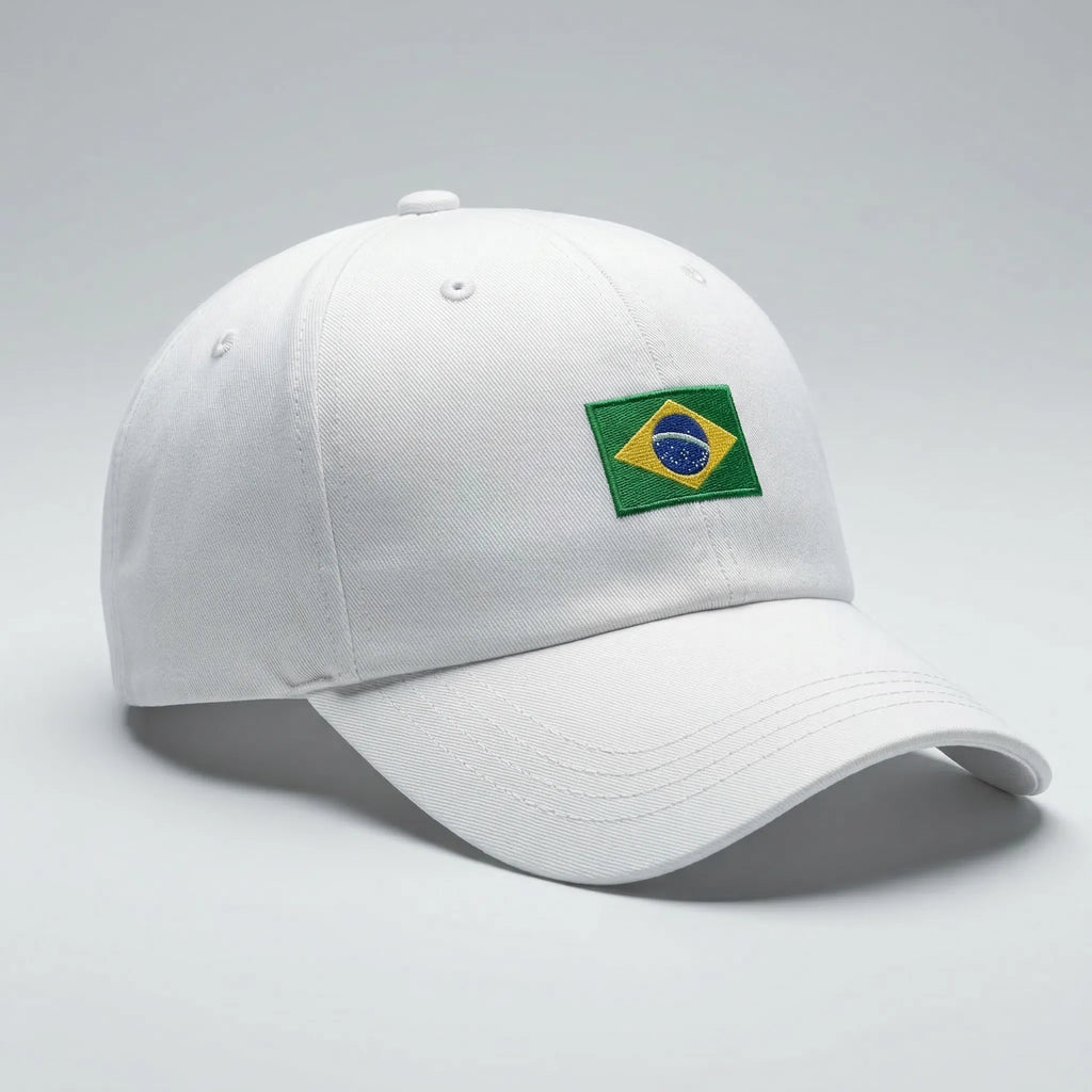 Vista lateral do boné brasil VAI DAR BRASIL com fecho snapback e aba curva estruturada — Copa 2026