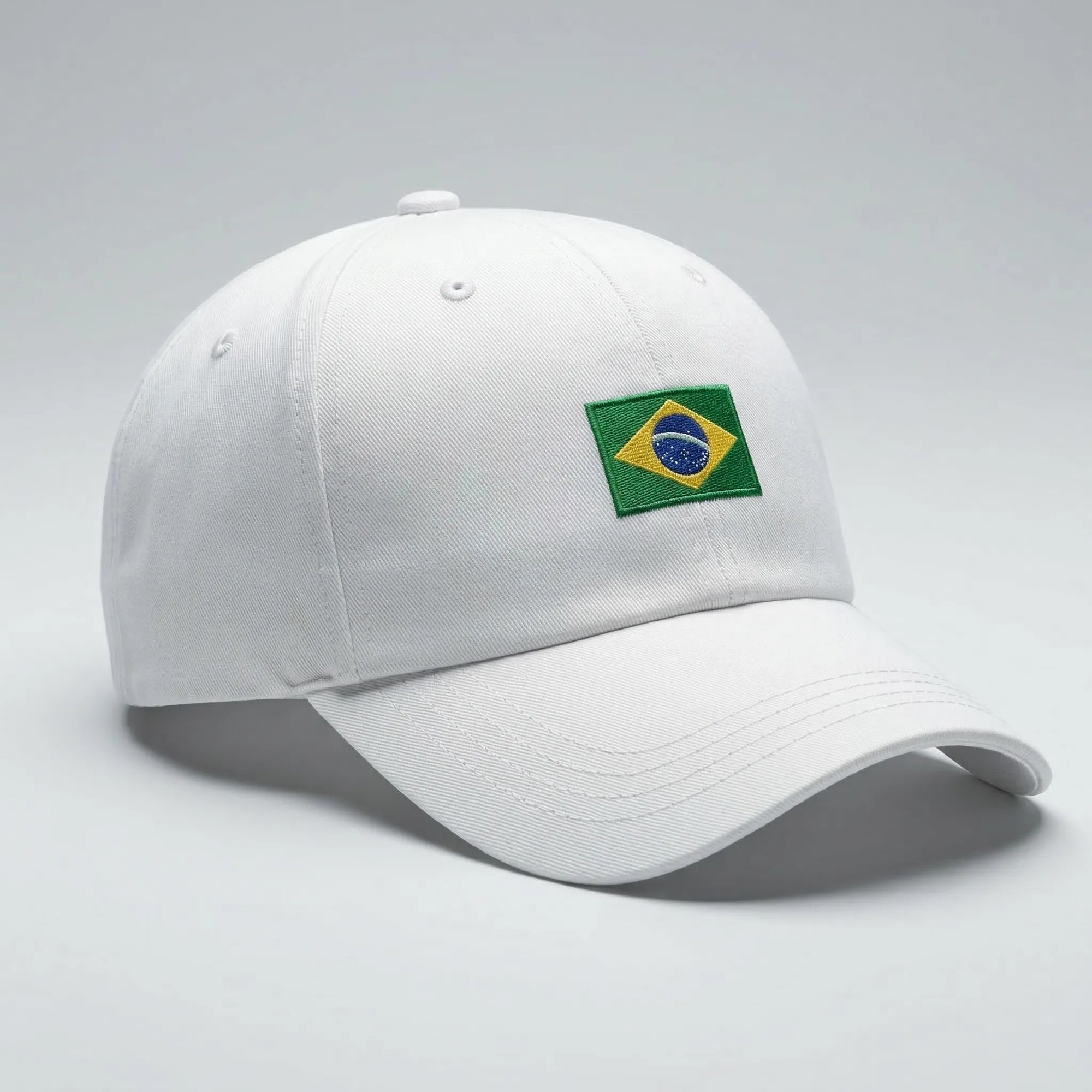 Vista lateral do boné brasil VAI DAR BRASIL com fecho snapback e aba curva estruturada — Copa 2026