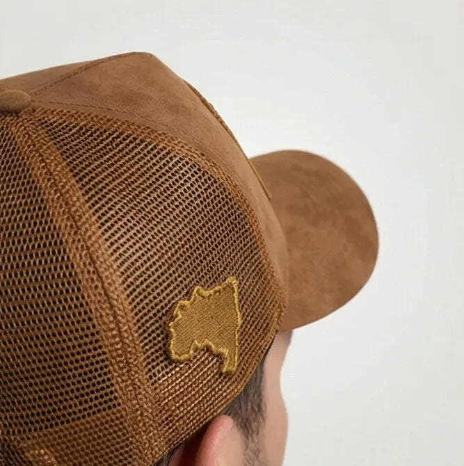 Detalhe do mapa do Brasil bordado na lateral em tela do boné trucker camurça caramelo — VAI DAR BRASIL