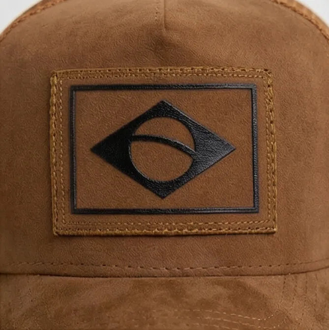 Detalhe do mapa do Brasil bordado na lateral em tela do boné trucker camurça caramelo — VAI DAR BRASIL