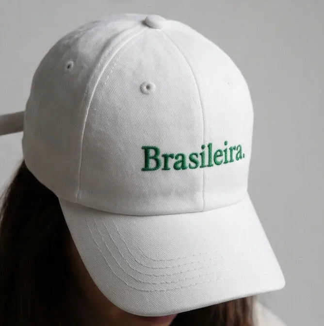 Vista lateral boné brasil feminino VAI DAR BRASIL com fecho snapback e aba curva — Copa 2026