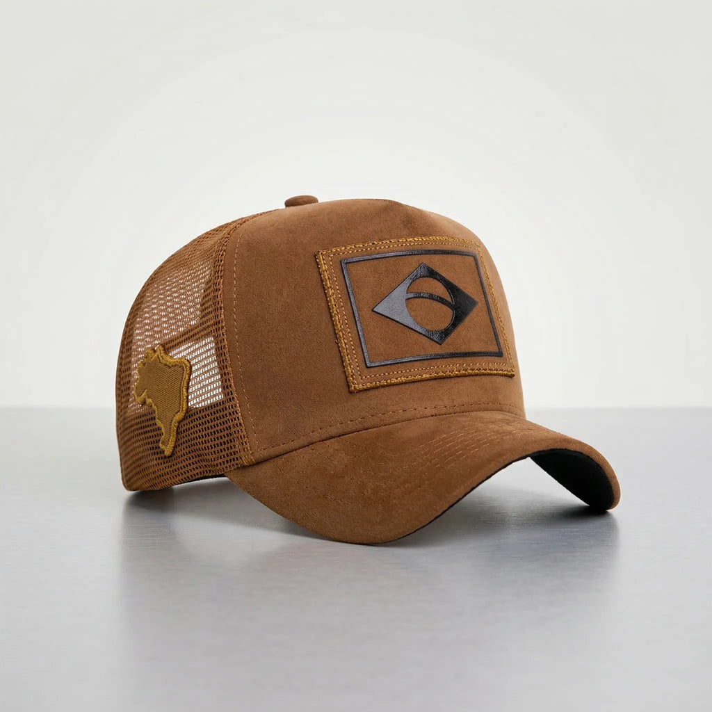 Boné trucker brasil camurça caramelo com bandeira bordada frontal — VAI DAR BRASIL Copa 2026 masculino