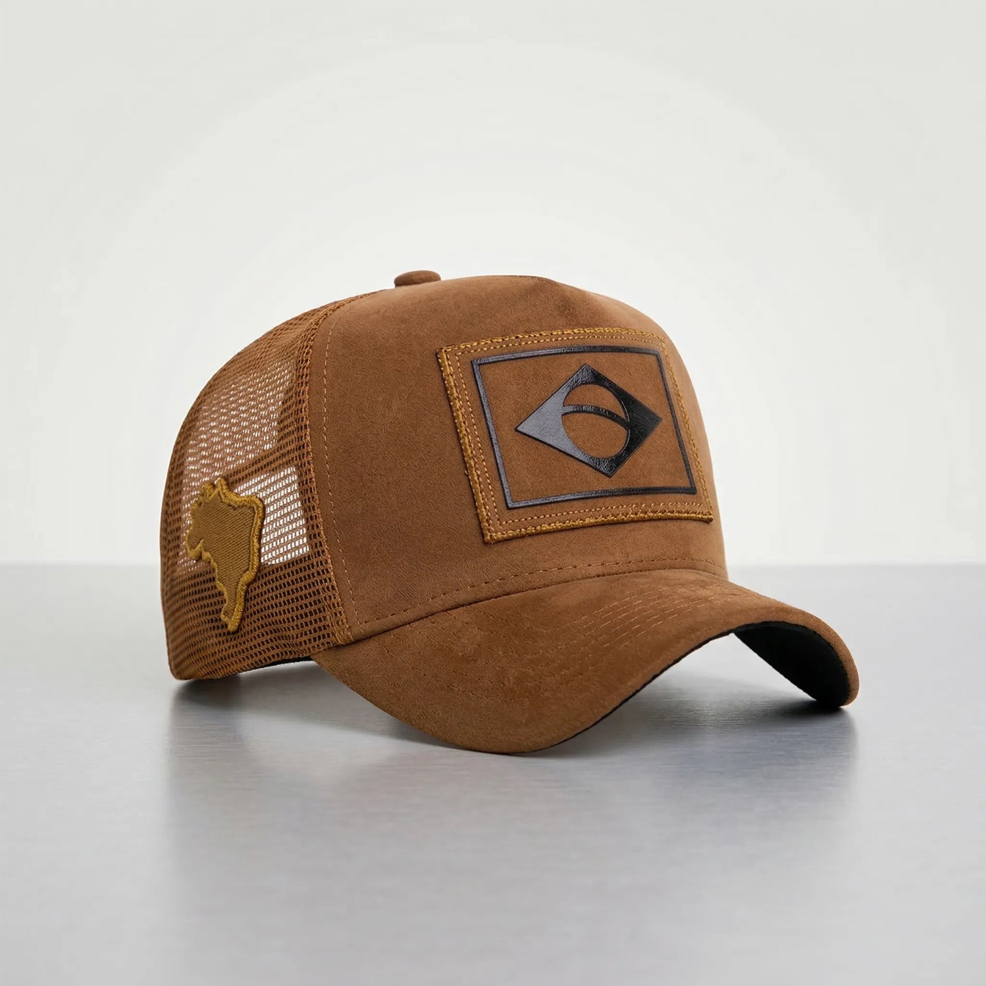 Boné trucker brasil camurça caramelo com bandeira bordada frontal — VAI DAR BRASIL Copa 2026 masculino