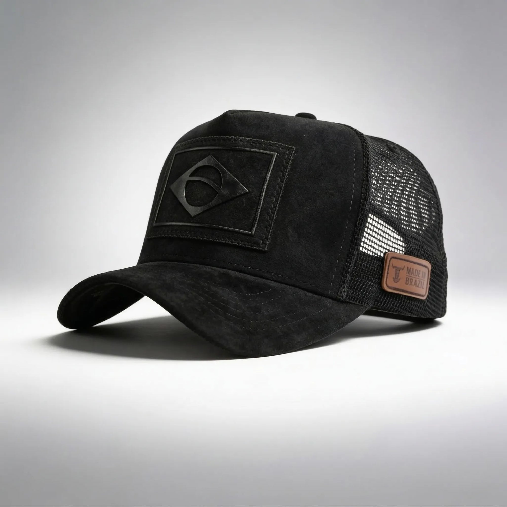 Boné trucker brasil camurça preto com bandeira bordada frontal — VAI DAR BRASIL Copa 2026 masculino