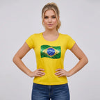 Modelo vestindo blusinha t-shirt feminina brasil bandeira amarela viscolycra — look Copa 2026 VAI DAR BRASIL