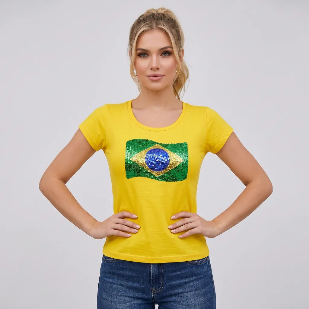 Modelo vestindo blusinha t-shirt feminina brasil bandeira amarela viscolycra — look Copa 2026 VAI DAR BRASIL