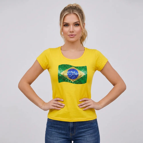 Modelo vestindo blusinha t-shirt feminina brasil bandeira amarela viscolycra — look Copa 2026 VAI DAR BRASIL