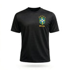 Torcedor usando camisa brasil bordada dry fit preta masculina regular VAI DAR BRASIL — Copa 2026