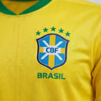 Detalhe camisa brasil bordada dry fit amarelo masculina regular VAI DAR BRASIL — Copa 2026