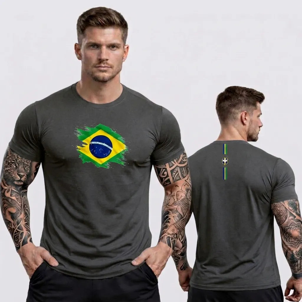 Homem vestindo camisa dry fit brasil slim bandeira cinza masculino VAI DAR BRASIL — treino Copa 2026