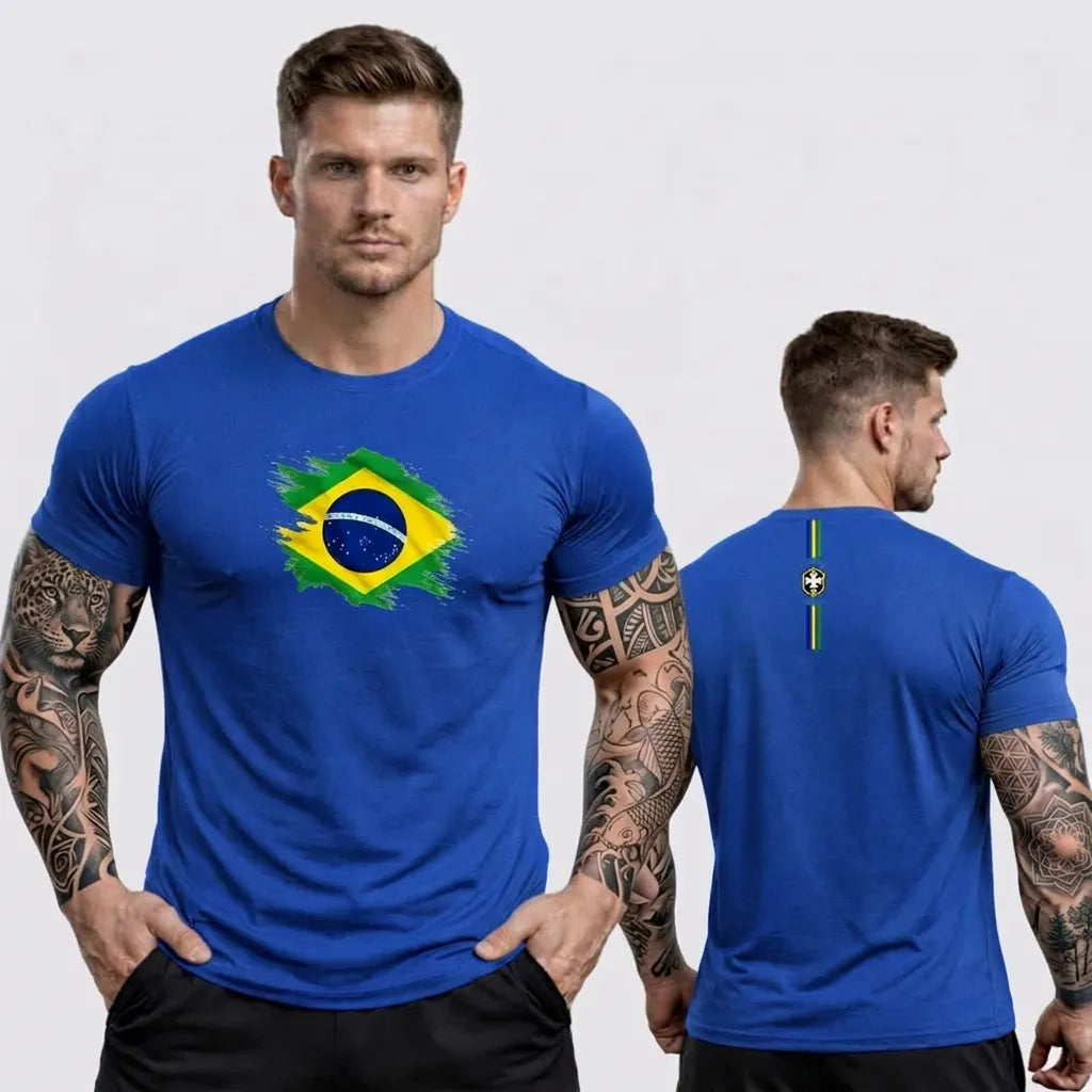 Homem vestindo camisa dry fit brasil slim bandeira azul masculino VAI DAR BRASIL — treino Copa 2026
