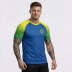 Modelo vestindo camisa dry-fit masculina brasil bandeira verde proteção uv — look torcedor Copa 2026 VAI DAR BRASIL