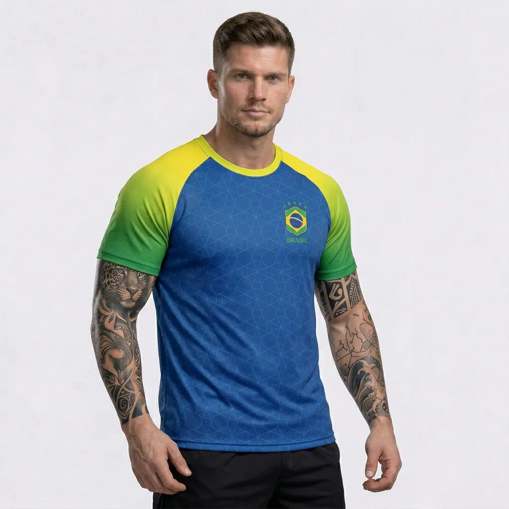 Modelo vestindo camisa dry-fit masculina brasil bandeira verde proteção uv — look torcedor Copa 2026 VAI DAR BRASIL