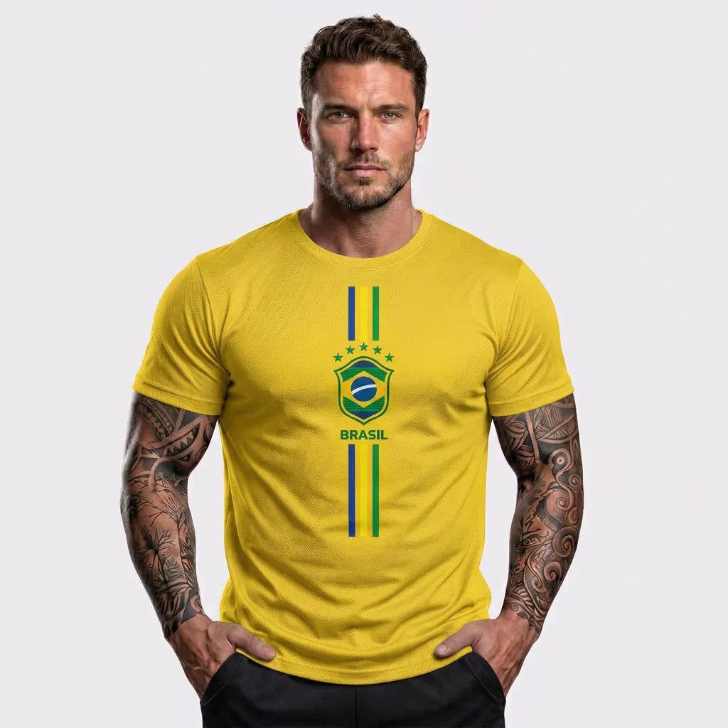 Modelo vestindo camiseta brasil 3 riscos algodão premium amarela — look torcedor Copa 2026 VAI DAR BRASIL