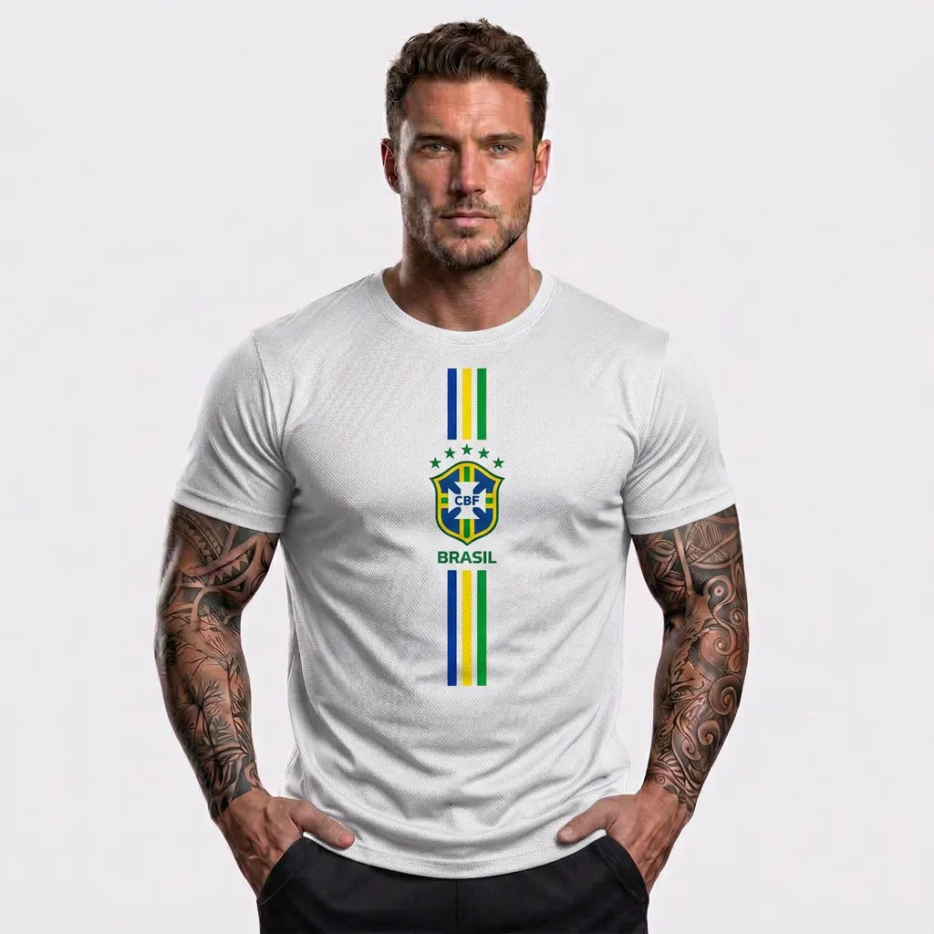 Modelo vestindo camiseta brasil 3 riscos algodão premium branca — look torcedor Copa 2026 VAI DAR BRASIL