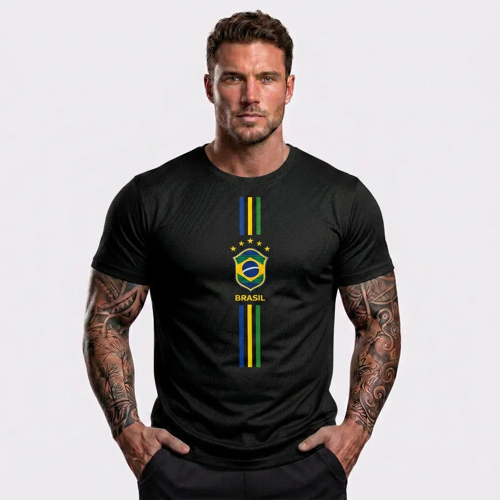 Modelo vestindo camiseta brasil 3 riscos algodão premium preto — look torcedor Copa 2026 VAI DAR BRASIL