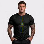 Modelo vestindo camiseta brasil 3 riscos algodão premium preto — look torcedor Copa 2026 VAI DAR BRASIL