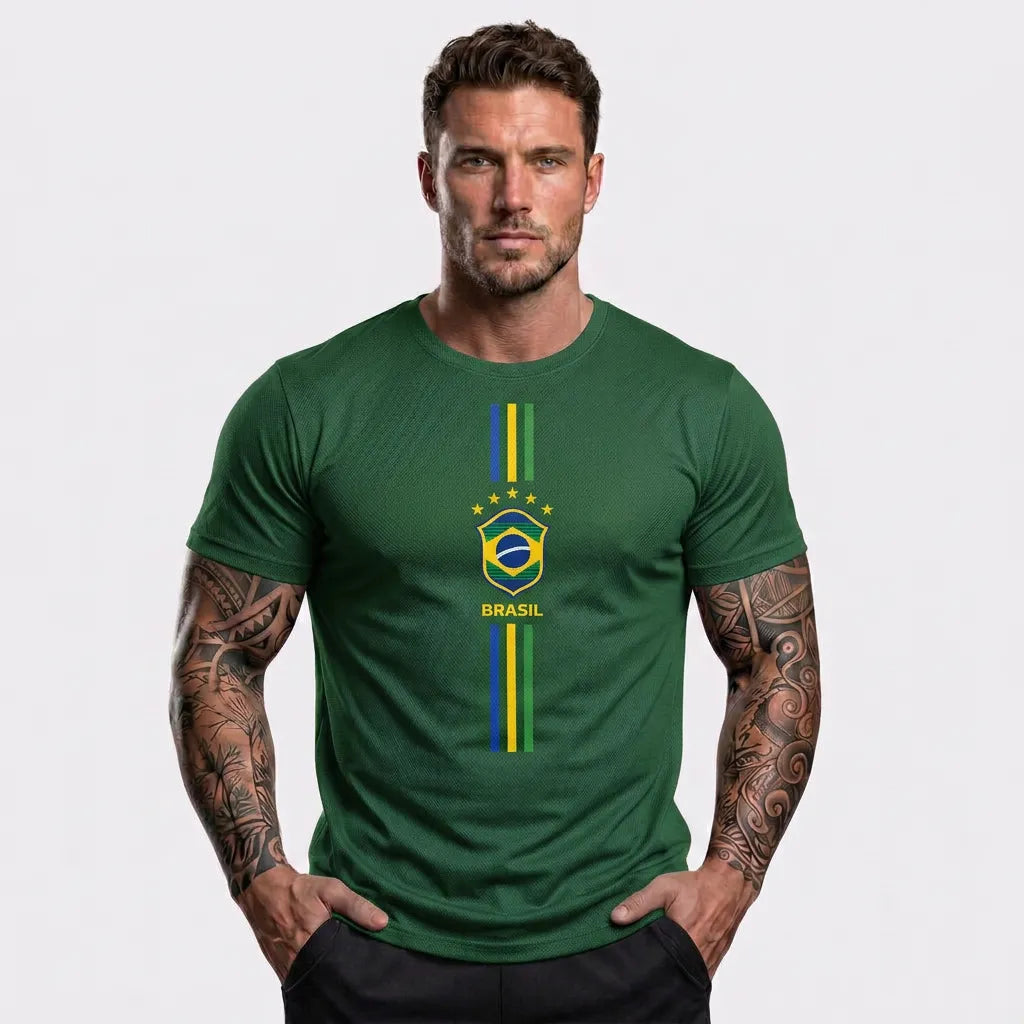 Modelo vestindo camiseta brasil 3 riscos algodão premium verde — look torcedor Copa 2026 VAI DAR BRASIL