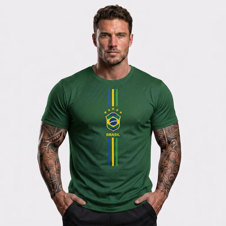 Modelo vestindo camiseta brasil 3 riscos algodão premium verde — look torcedor Copa 2026 VAI DAR BRASIL