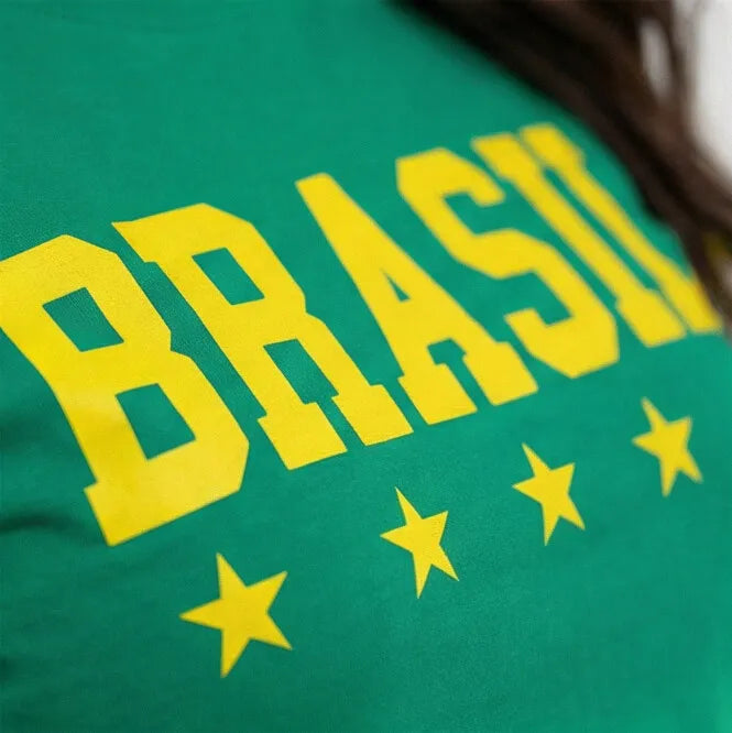 Vista detalhe camiseta brasil feminino fit regular amarelo VAI DAR BRASIL — tecido leve Copa 2026
