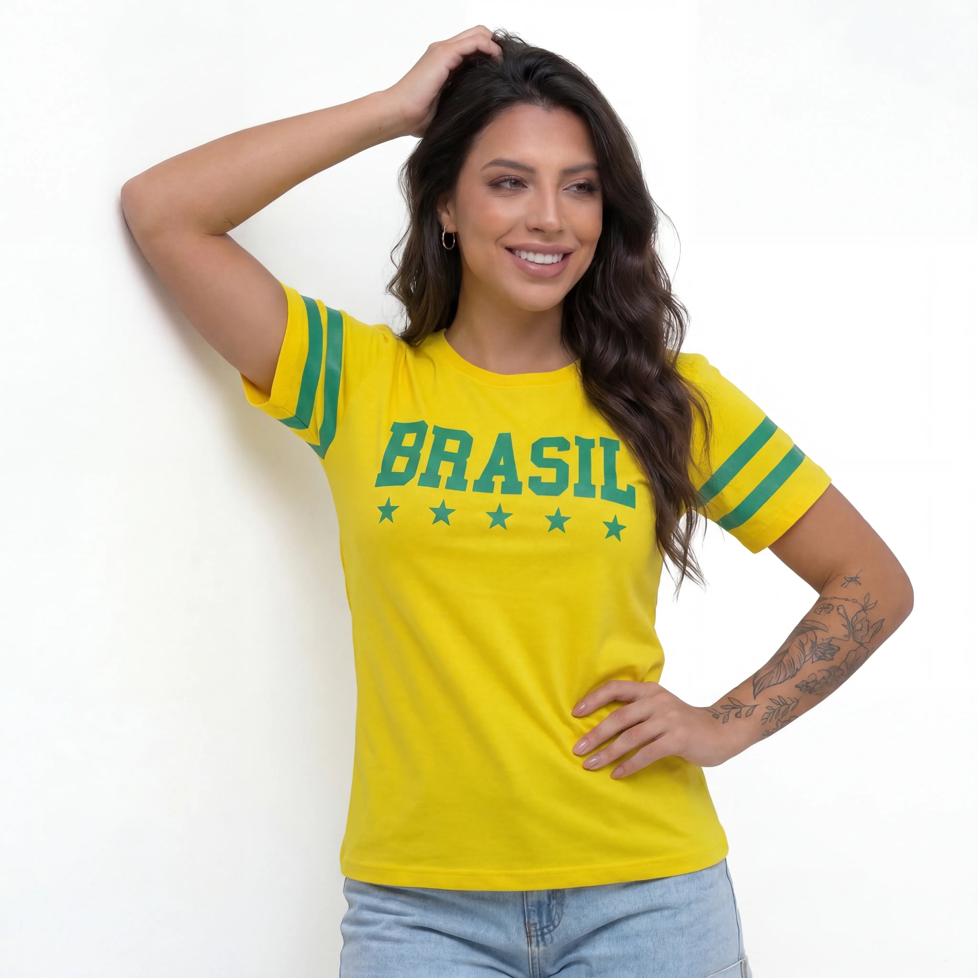 Mulher vestindo camiseta brasil feminino amarela fit regular VAI DAR BRASIL — look torcedora Copa 2026