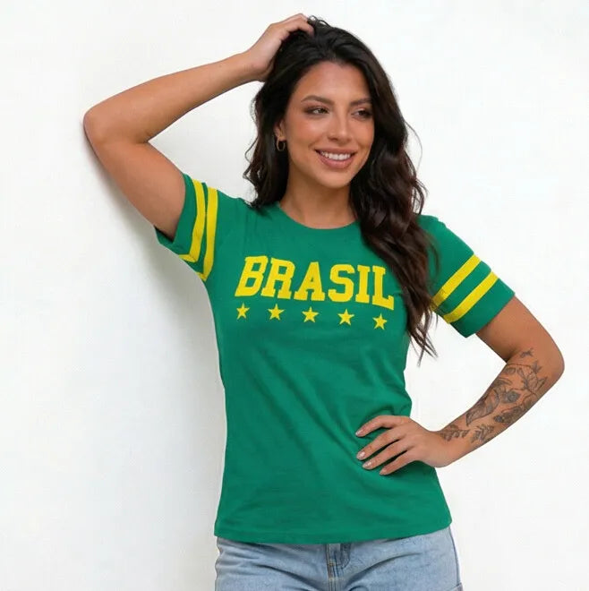 Mulher vestindo camiseta brasil feminino verde fit regular VAI DAR BRASIL — look torcedora Copa 2026